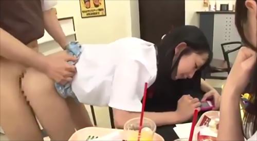 『レイプ』彼女は犯されているにもかかわらず微笑んで何の反応も示さず、待望の新しい関係に男の存在は完全に無視される！携帯電話に夢中で、自分が犯！