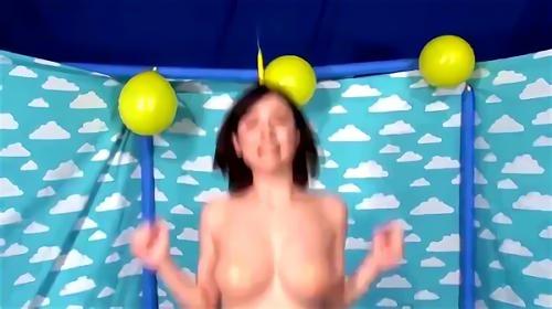 頭上で風船を割るゲーム、本物のトランポリンでおっぱいが弾む、乳首が落ちそうになる瞬間がスローモーションで映し出される、必死な表情と！