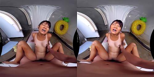 日焼けしたビキニ美女たちに迫る、収録されているのは、男に嫌味を言う高飛車な巨乳女子大生と、水着の跡が残る水泳部のポニーテール美少女の2人の被害者！