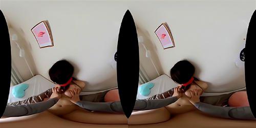 本作は男性（主観）の声が一切入っていない3D視点収録のVR、逃亡犯が逃げ込んだ家には専業主婦の人妻がいた、夫は働いているらしく、彼女は一人ぼっち・・、これはチャンス！