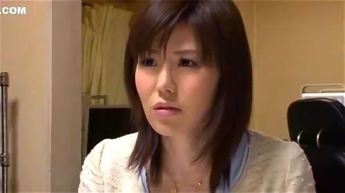 (笑)」と、高収入であることをアピールする、極上ボディだけにマニアのストロボは最高潮、悪質な胸チラハプニングの末！