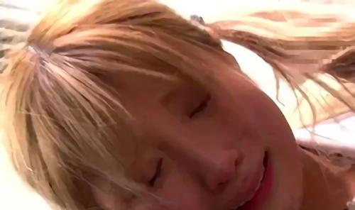 金髪美少女が輪姦乱暴！立ったまま犯され、顔に大量のザーメンを吹きかけられる！