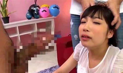 彼女はバックでスマートな淫乱女で、筋金入りの3Pファッカーだ！彼女は完全に勃起したチンポをしゃぶり、彼にディープ遅いト3Pをする！