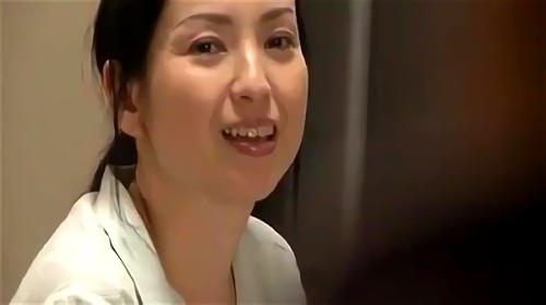 本当はオヤジ女・・・、いまさらだが、血のつながりはない、同性でありながら、同じ屋根の下で暮らしている、そう、私の両親は新婚である、父は朝ズバズバ、姑は恥じらい！