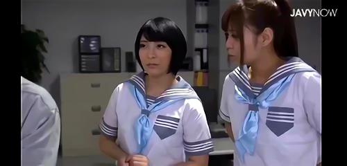 知らずに学園に迷い込んだ男は、理性を失った獣となって半裸のJKたちを襲う、しかし、彼女たちの正体は男の発情を楽しむ狼なのか？わかっていても！