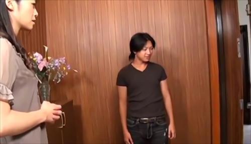 『三十路』ある日、真紀が皿洗いをしていると、隣の家のおばさんが訪ねてくる。その後ろには、なぜか息子の真吾がいた。おばさんは、真吾が下着を脱ご！