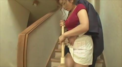 『ミニスカ』新人ウェイトレスの仕事は掃除から始まるので、雑巾がけをしたり、パンティやオッパイをたくさんチラ見したりします、露天風呂でオナニーし！