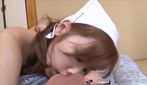 『ちっぱい』情欲的本を見つけると、もちろん掃除お構いなしで一人Hづくし、そして坊ちゃんが風呂に入ると、背中を流すと言って風呂場にちゃっかり同伴！