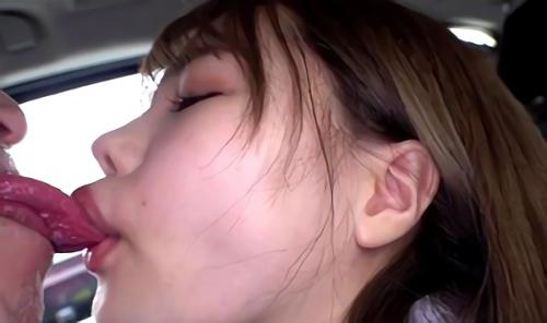 制服美少女が車の中で男に手コキ＆射精される！