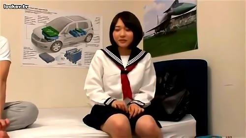 同年代の女性にはまったく相手にされない、しかし、近所の学生にしては若すぎる子が、私の部屋に相談に来る、彼女は私の言うことをすべて何の疑いもなく聞いてくれる、で！