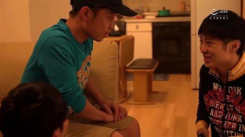 息子のことになると友達ができない母親は、そばにいた男の子たちに、息子と親しくなれないかと頼む、しかし彼女が頼んだのは、とんでもない不良少年たちだった！