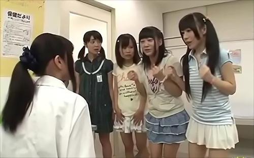 『小学生』この作品は全国のロリビッチにイジメられたい欲求の大きなお兄ちゃんたちに贈ります！女の子と戯れたくて教育実習生になった男。ロリコン心！