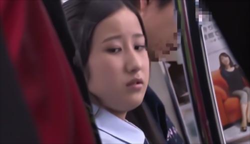 『潮吹き』満員電車でGゾーンを直撃する痴漢の罠が少女に迫る！拒む態度とは裏腹に、少女は次第に膝を屈していき、痴漢のローターに抗うことができな！