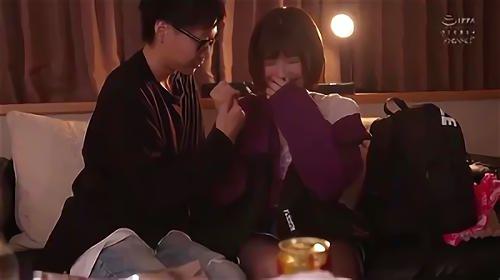 彼女と私の関係に関連していた、彼女の屈託のない笑顔とひたむきさに惹かれて、彼氏の愚痴を聞いてあげた、彼氏に内緒で二人でフェスに行ったものの、遊びすぎて終電を逃し！