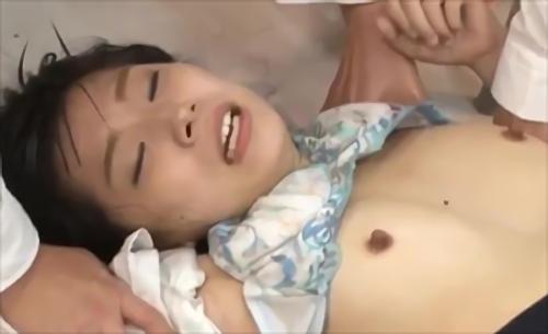 『凌辱』新任女教師の永井みひな。成績の悪い生徒を裸にさせ体罰を与える！それを助けに来た主任と女性同士の乱闘が勃発！泥水をかけあい、連続ビン！