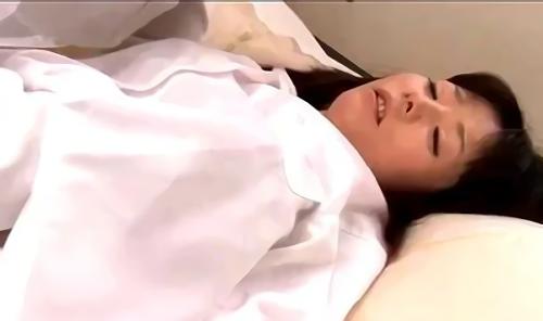 病室で無許可近親相姦Hを繰り返すミニマム頭脳の可愛い妹！