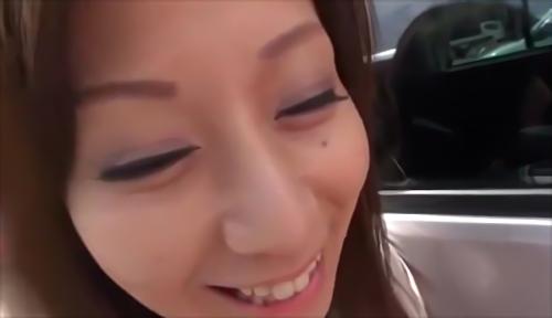 『美人』駐車場の車間で大胆フェラ、全裸で道路を300m歩く、林道でWフェラ、DVDショップでも全裸フェラ、混雑したレストラン駐車場でのカー！