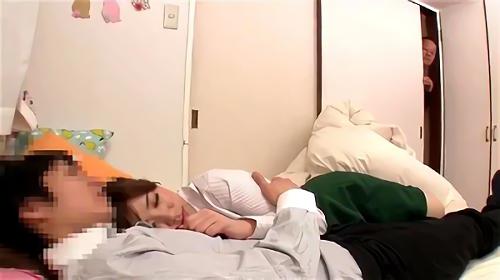 思いがけない男と結婚する、娘を奪った憎きボーイフレンドが家に挨拶に来ると聞いた父親は、娘を奪われたくないと大暴れ、あまりの悔しさを抑えきれず！