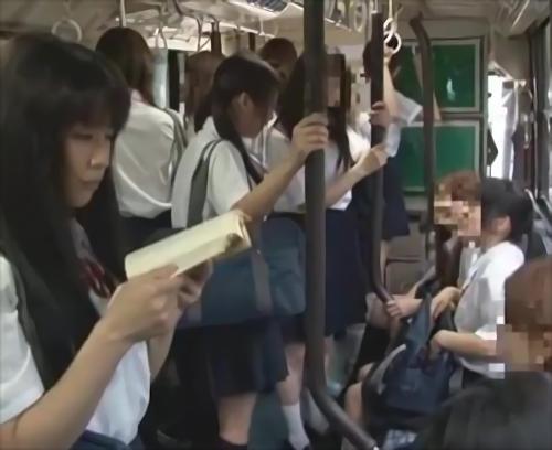 『フェラ』DANDYリサーチ員が間違えたフリをして女子校通学バスに乗り込むと、まわりの女子校生は興味津々。やがて、まわりに気づかれないように！