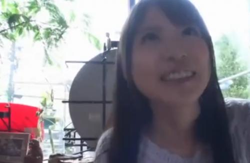 ロケバス内で吐息を押さえてマン汁チビリ！強淫の状態でしてやられる女子校生！