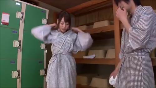 『近親相姦』超久しぶりに見た姉の裸（巨乳）は僕には煽動が強過ぎて即勃起、でもコレだけは姉にバレる訳にはいかないと必死に隠したのだが…あっさり姉！