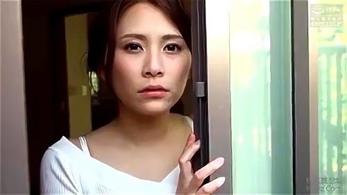 あゆみ、男子の旧友はもともと妻を意識しており、彼女の家に居候していた、先日、夫の親友と家の中で酒を飲んだとき、夫が妻に思いがけないことをした、すると奥さんが変わり始めた！