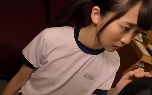 『貧乳』本当はガッチガチに固まった肉ちんぽが欲しくて堪らないから、クールで成績優秀なれむたんだけど、オッサンに生ちんぽをこすられるとゴムな！