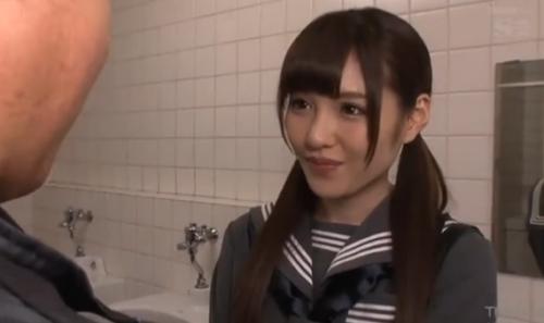 テレビタレントクラスのカワイイ女子校生が不気味なジジイと御手洗いでファック！