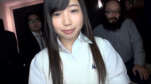 性奴隷として調教される少女！不気味な男たちに囲まれ、集団で犯され、ザーメンをぶっかけられる！