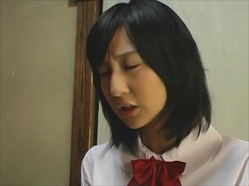 衣裳姿の悪乳美少女が義父と近親相姦！義父のチンポをしゃぶり口内射精!