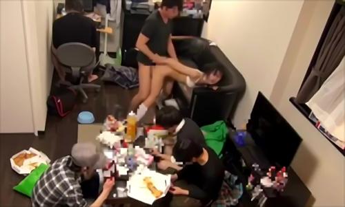 いつものことながらのたまり部屋にやってきた制服姿の少女と友人がいきなり目の前でHを始めても誰も関心を示さずにレクリエーションをした！