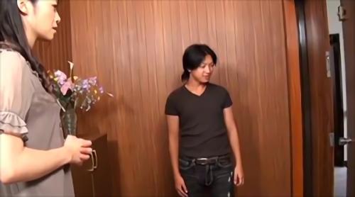 スマートな美巨乳熟ママが息子に体を使って性教育!