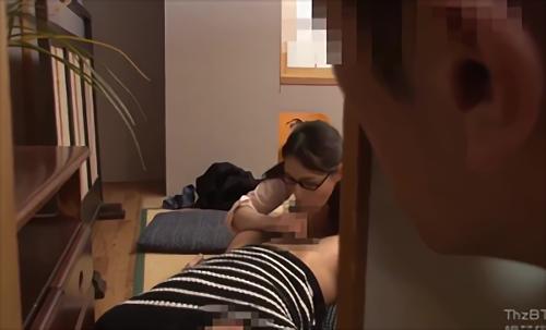 男だったら無縁だと思っていた姉が、突然彼氏を家に連れてくる、そして部屋を覗くと・・姉は彼氏にエロいフェラチオをしていた、そして私と目が合うと、目をそらすこともなく！