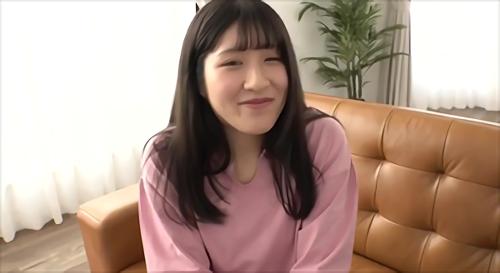股間のペニスでパンティがビショビショに・・。本当に彼氏より感じてる？(感じながら生素股ファック。)そして、やりすぎて挿入され！