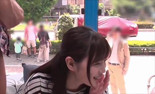 手マンOKの方の撮影でした！出産を控えた奥さんのいる男性の悩みを守ってくれませんか？小さな子供を連れた親切なお母さんに尋ね、ミラー号に乗り込んだ。車内では！