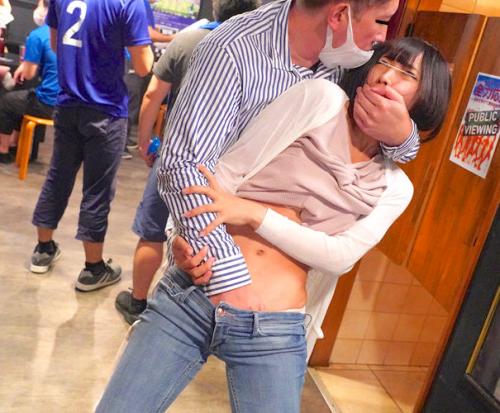 【羞恥】『ちょダメ…ヤメて…何するんですか！』美女2人が店内で脱がされ羞恥プレイ…巨乳を晒して鬼畜達に射精される…