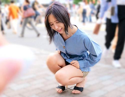 【羞恥】『ハァハァ…もう我慢でき…イクっ❤︎』人混みでビクビク震えてイキまくってしまう素人美少女と野外羞恥お散歩❤︎