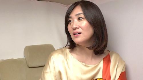 【熟女】『旦那じゃ足りなくて…❤︎』清楚系熟女が不倫の背徳感丸出し…車中で興奮なりふり構わず突きまくりイキまくり！