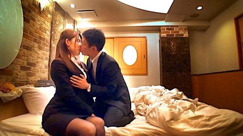 【OL】エッチな雰囲気で人妻OLが後輩と中出しSEX!! 後先考えずに互いの身体を貪るナマ挿入交尾が始まった!!