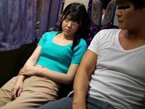 [夜行バス]眠る女子大生がバス車内で痴漢被害に…”やめてください…”嫌なのにイカされて生チンポでも感じちゃう