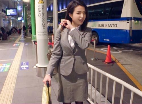 【出張・女子営業】東京へ出張営業していたスーツのお姉さんをナンパしてお土産の東京バ●ナをアソコへぶち込んでね。