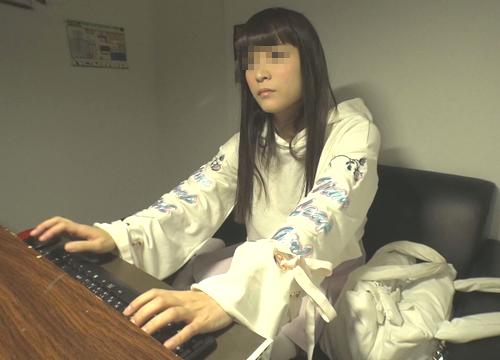 【NETカフェ】寂しい素人お姉さんんが楽しむ手マンを盗撮しちゃったビッチょ。