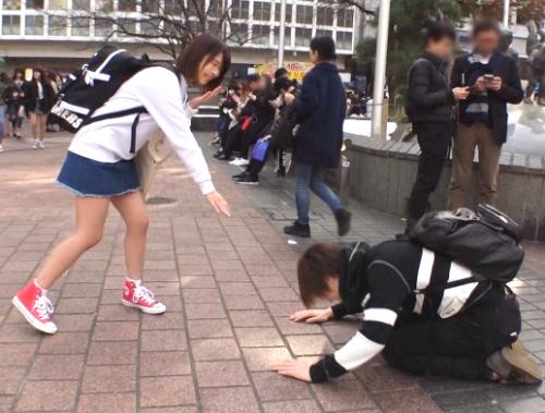 【土下座・ナンパ】街の真ん中で土下座作戦でナンパするスケベな男！心が優しいお姉さんは言う事聞いて着いてく説って。