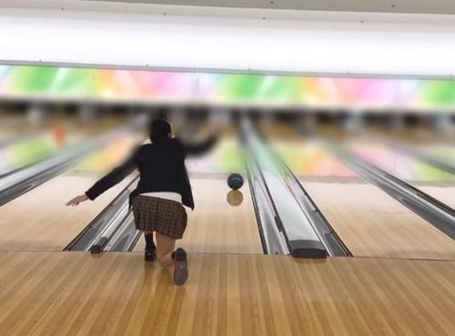 【現役アイドル・JK】ボーリングがヘタッピな女子〇生だけどキンタマ転がしは上手いのよ。