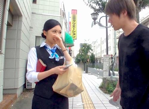 【受付・事務OL】こここんな美人がレンタカー屋さんに居るなんて車を借りる前にお姉さんのアソコを借りたい男たちは多い。