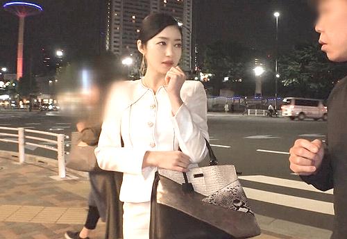 【美人奥様】街で帰り路に付く美人妻をナンパしたらOK！1発中だしやって帰宅してもらいます。