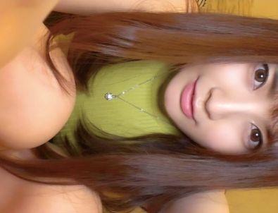 男のチンコを見るとついついおしゃぶりしたくなる女子が於ちんちんをパクっと絶頂イカセのエロビッチ。