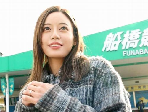 【初脱ぎ・人妻】美人妻が旦那以外の男の前で全裸になって於ちんちんをパクっと咥えたアクメ。