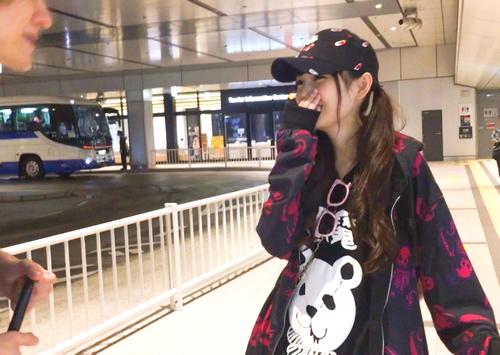 【シロウト・ナンパ】ポシエットには夢を一杯詰め込んでバンドの追っかけするカワイイお姉さん！私の主食はお菓子と生チンポ。