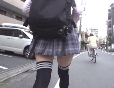 【絶対領域】制服女子のだいご味「ももたぶら」の領域で30回はヌケル脚フェチたち。